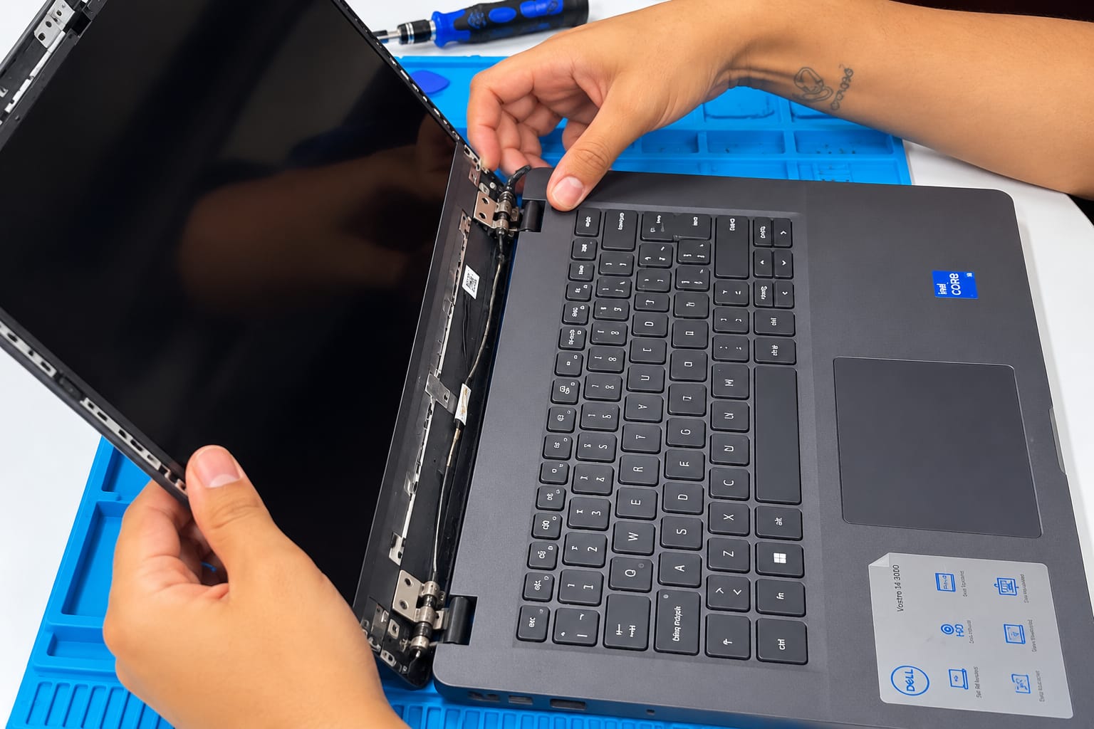 Cambio de pantalla y reparación de bisagras de una laptop