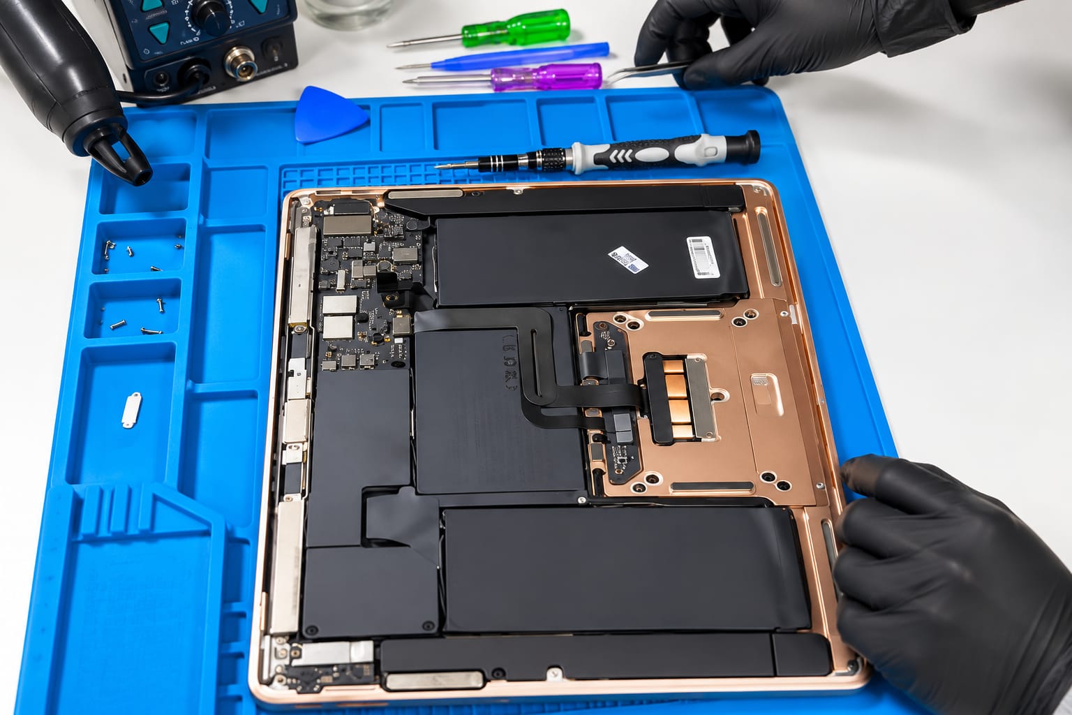 MacBook abierta para revisión de componentes internos
